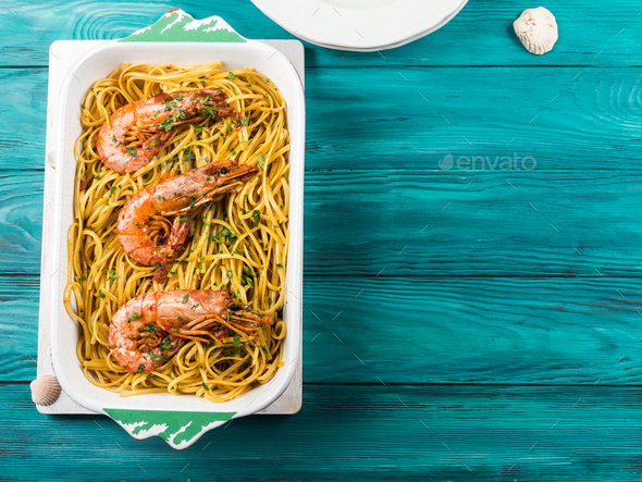 Linguine Pasta With Tiger Prawn Sauce In White Dish Stock Photo By Tenkende