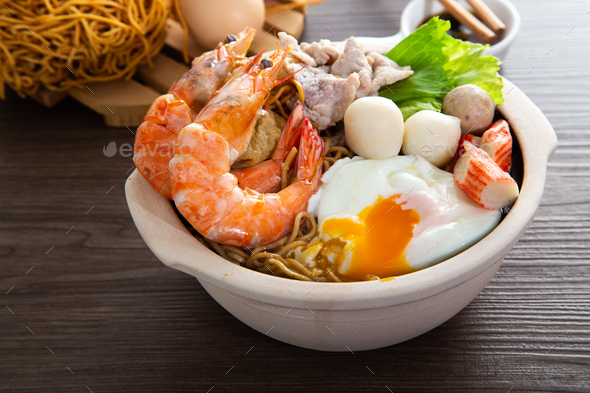 Clay Pot Yee Mee Seafood Noodle Soup Stock Photo By Tehcheesiong