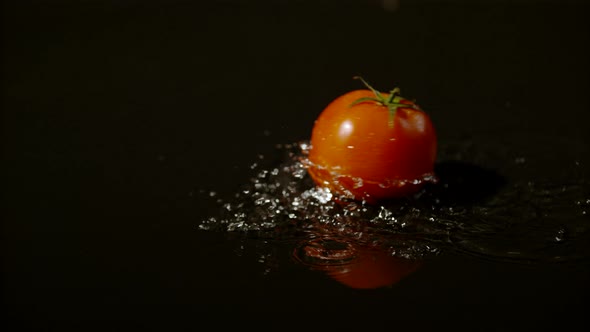 Tomato rotating on wet surface, Ultra Slow Motion alt
