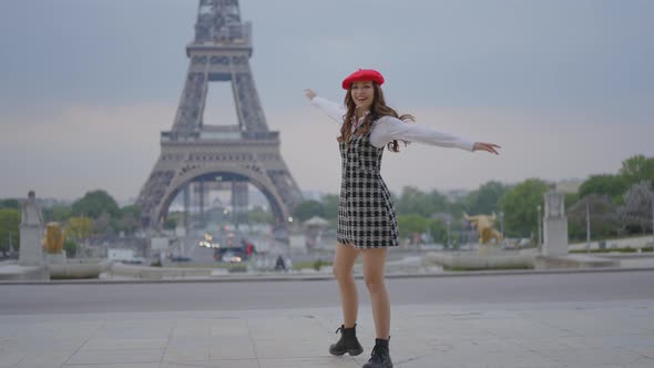 Beautiful young woman spending time in Paris. alt
