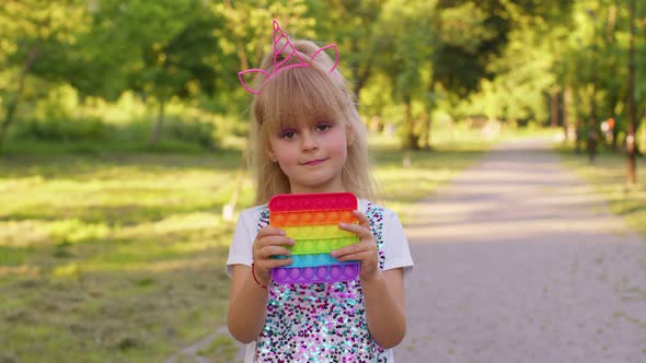 Child Girl Kid Playing Squeezing Antistress Pop It Touch Screen Toys Simple Dimple Game in Park alt