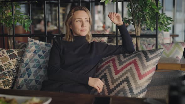 Portrait of an Attractive Woman in a Restaurant alt