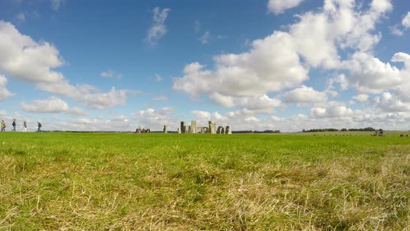 Wide Shot of Stonehenge alt