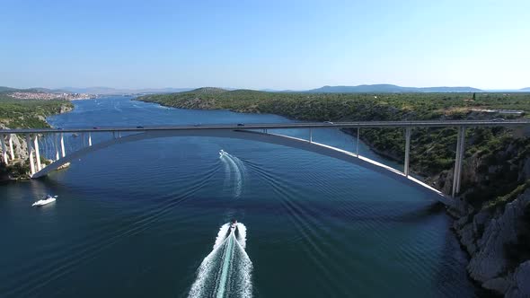 Aerial view of speedboats driving under bridge over dalmatian canal, Croatia alt