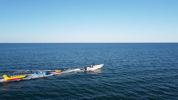 Motor boat, which entails inflatable means for tourists