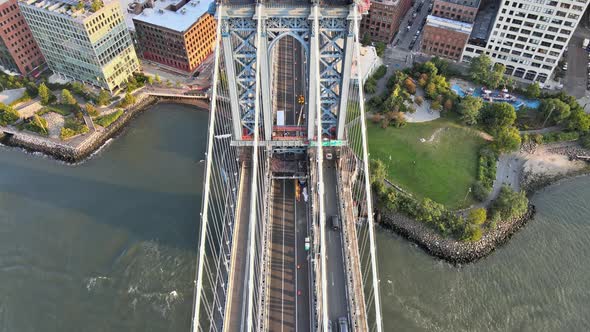 New York Side View of Manhattan Bridge in the Buildings of New York City alt