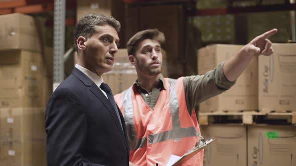 Worker and businessman discussing alt