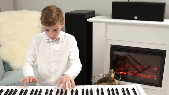 Teenager Playing a Piano Partiture alt
