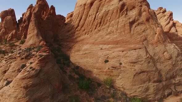 Ascending footage of red rock in Moab alt