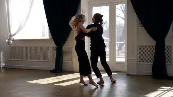 Young Pair of Dancers are Rehearsing in Hall Contemporary Choreography Woman and Man are Dancing alt