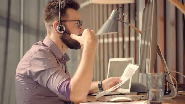 Businessman Remote Workplace Chatting In Office.Helpdesk Internet Online Webinar Meeting In Office alt