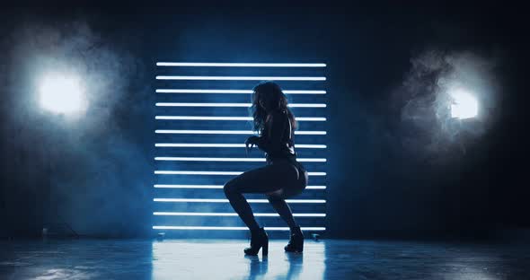 Girl in Sexy Clothes Dances a Seductive Dance in the Dark and Tubers of Smoke alt