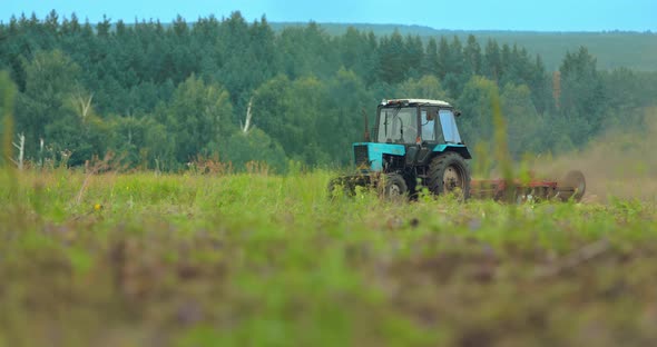 Tractor Plows the Land, Preparing for Sowing. Rural Work in the Field, Beautiful Landscape. , 10Bit alt