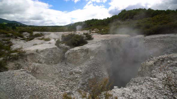 Geothermal Pool at the Wai-O-Tapu Geothermal Wonderland, Rotorua, New Zealand alt