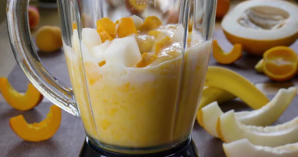 Making a Healthy Raw Vegan Melon Banana Smoothie alt