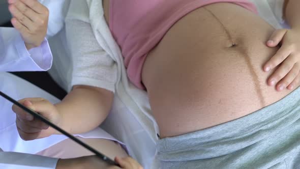 Pregnant Woman and Gynecologist Doctor at Hospital alt