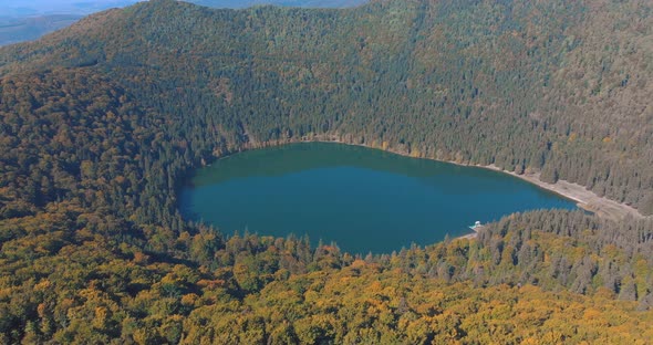 St. Ana's Lake, Transylvania, Romania - Stunning autumn scenery with colorful forest and idyllic vol alt