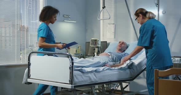 Doctor Visiting Patient in Hospital alt