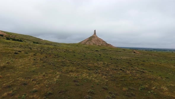 Aerial shot of sandstone pillar in the field at Chimney Rock National Historic Site in Nebraska, USA alt