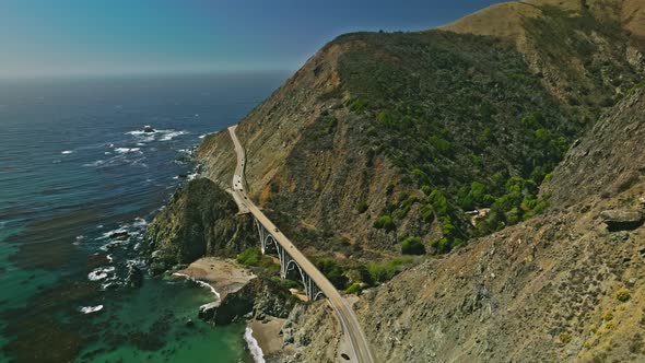 Scenic arch bridge at the pure nature of Big Sur park alt