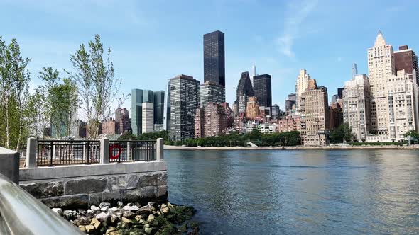 View from Roosevelt Island New York over East River to Manhattan skyscrapers with United Nations bui alt