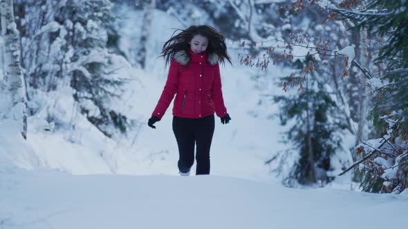 Girl running in the forest on a winter day alt