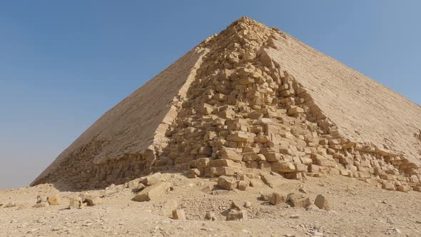 Close up view of the construction of the Bent pyramid, decay of stone bricks alt