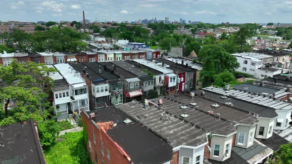 Homes in urban Baltimore Maryland neighborhood community. City skyline in distance. alt