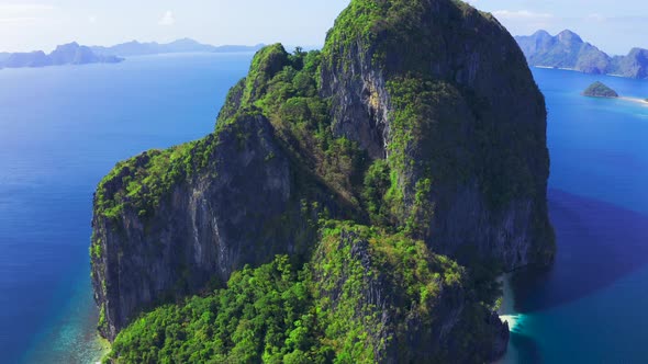 Amazing Nature Landscape High Rocky Pinagbuyutan Island and Azure Sea of El Nido, Palawan alt