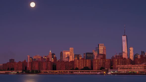 Moon set over Manhattan time-lapse alt