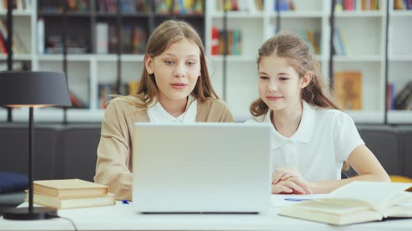 Pupils Having Video Chat in Class alt
