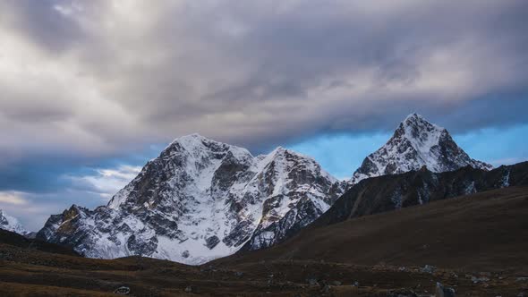 Taboche and Cholatse Mountains and Cloudy Sky. Himalaya, Nepal alt