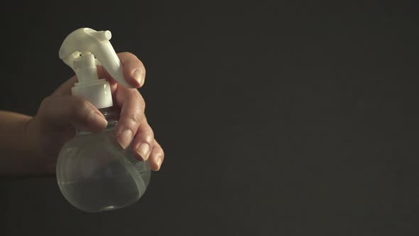 Desinfectando ambiente com borrifador alt