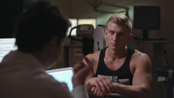 Doctor Explaining Diagnose alt