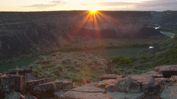 Sunrise over the Snake River Canyon from the rim alt