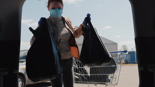 Buyer Puts Purchases in Car Trunk During Quarantine alt