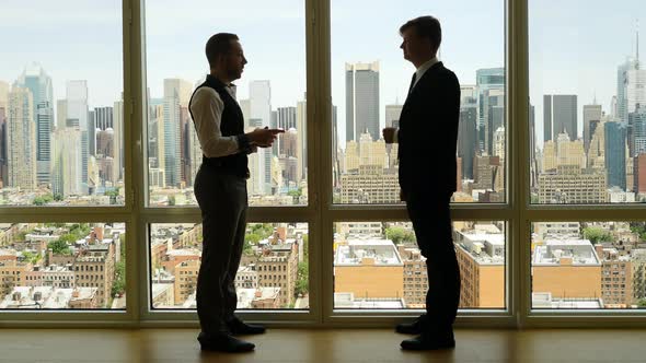 Financial Corporate Entrepreneurs Meeting in Modern Office alt