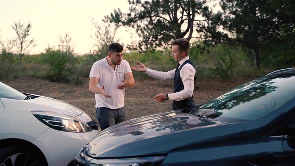 Conflict Between Two Drivers No One Wants to Give Way to Each Other alt