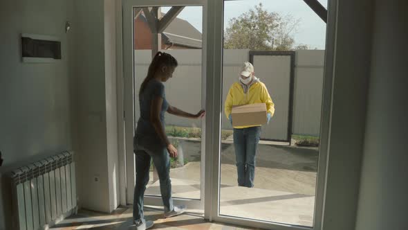 Courier Man Wearing Face Mask And Rubber Gloves Delivery Service alt