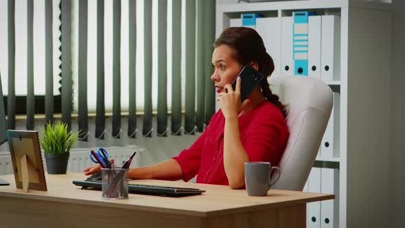 Discussing on Smart Phone alt