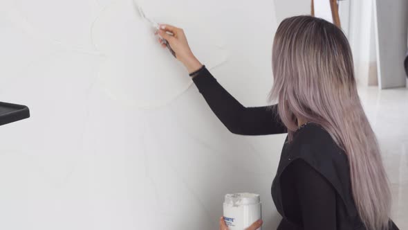 Young Hispanic Painter Put Acrylic Paint On White Canvas. - close up alt