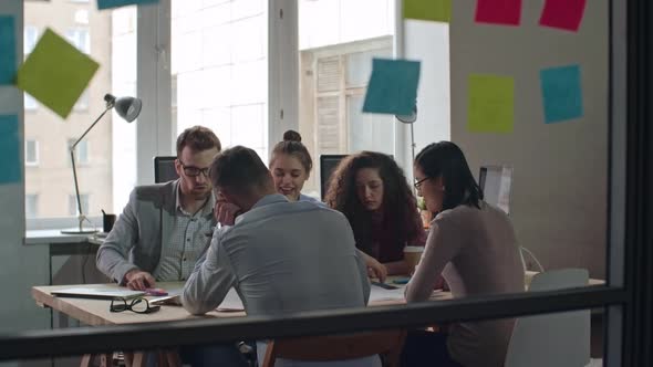 Team Brainstorming in Meeting alt