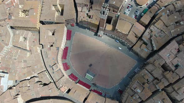 Flying over Piazza del Campo - main public space of the historic center of Siena alt