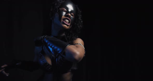 Angry Superhero Woman Is Showing the Throat Slitting Gesture Cosplay alt