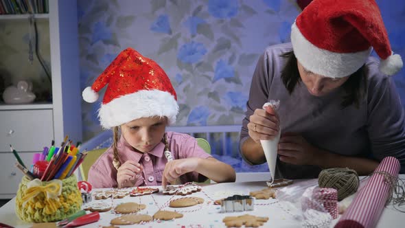 Family decorates Christmas cookies alt