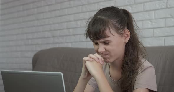 Teen Suffering From Internet alt