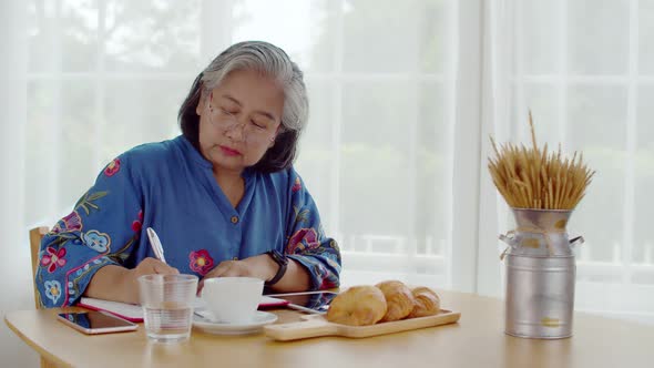 Senior woman use smart watch payment in coffee shop alt