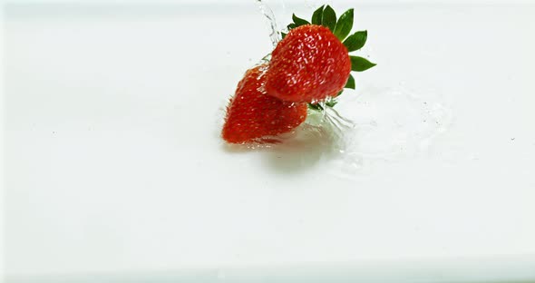 Strawberries, fragaria vesca, Falling on Water, Slow Motion 4K alt