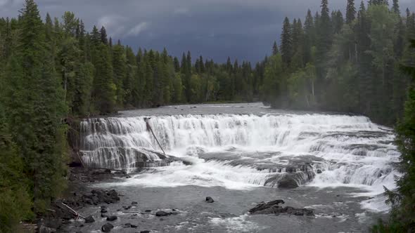 Wide angel shot of the waterfall 'Dawson Falls', located on the Murtle River in Wells Gray Provincia alt