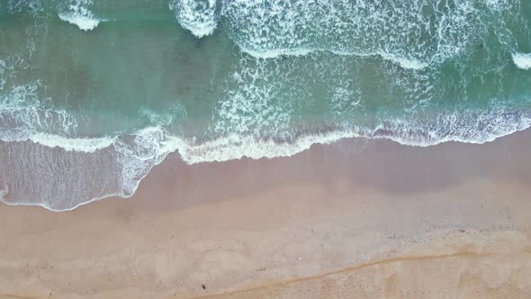 High and powerful waves coming fast to the beach, waves in winter day alt
